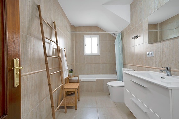 Innholdsrik villa med 5 soverom og stort uteområde - Fredelig beliggenhet i Torremuelle