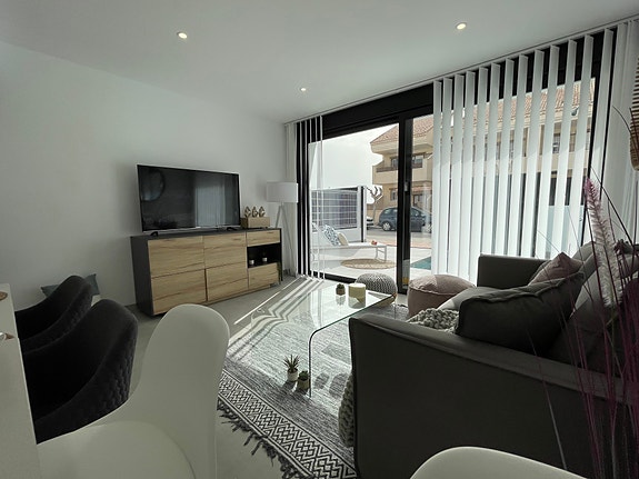 Klar til innflytting | Villa med 3 soverom og 2 bad | Flott uteplass med bassseng og kort vei til stranden!