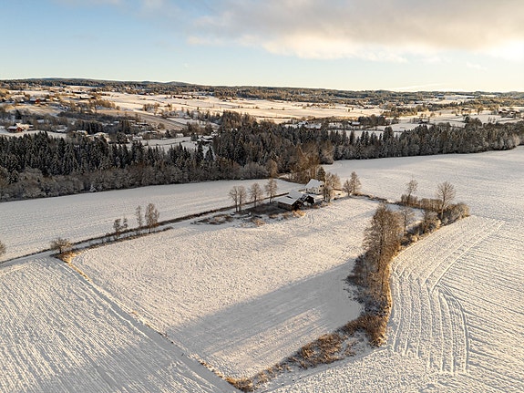 Velkommen til småbruket Sletta som består av en teig (13 456 m²) omkranset av jordbruksområder innerst i Brenngutua, Kolbu.
