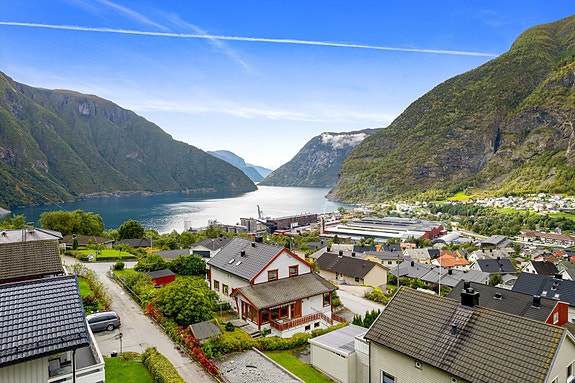 Del av tomannsbustad med flott utsikt både mot aust og vest
