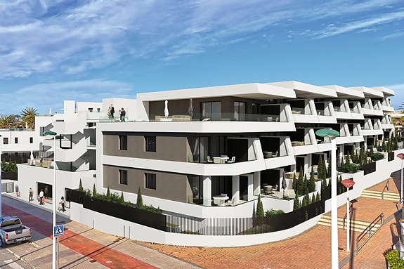 Leilighet på bakkeplan med 3 soverom og privat hage - Garasje, terrasse og felles basseng - Nær stranden