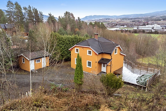 Velkommen til Semsmoveien 161 - Bolig i landlige omgivelser og god nærhet til det meste man trenger i hverdagen.