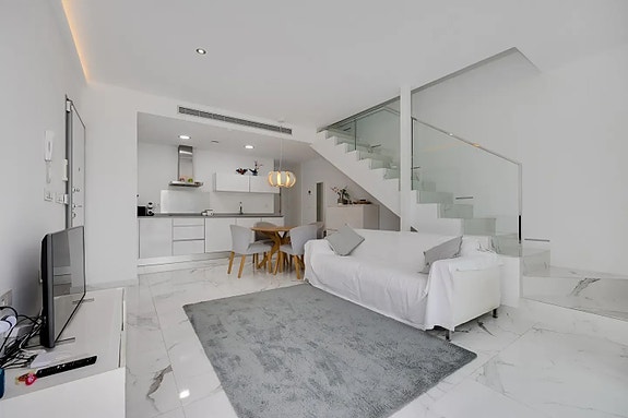 Stilren enebolig med 3 soverom og privat basseng - Sentral beliggenhet i Villamartín