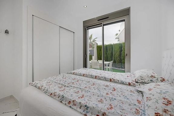 Stilren enebolig med 3 soverom og privat basseng - Sentral beliggenhet i Villamartín