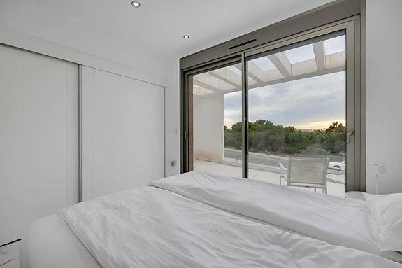 Stilren enebolig med 3 soverom og privat basseng - Sentral beliggenhet i Villamartín