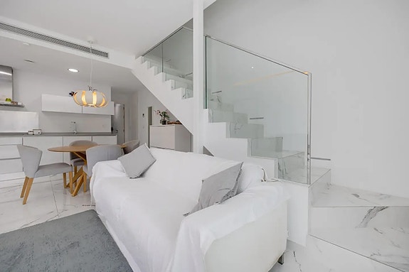 Stilren enebolig med 3 soverom og privat basseng - Sentral beliggenhet i Villamartín