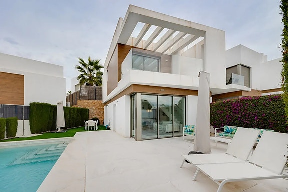 Stilren enebolig med 3 soverom og privat basseng - Sentral beliggenhet i Villamartín