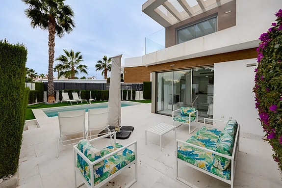 Stilren enebolig med 3 soverom og privat basseng - Sentral beliggenhet i Villamartín