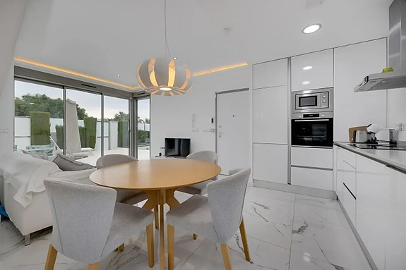 Stilren enebolig med 3 soverom og privat basseng - Sentral beliggenhet i Villamartín