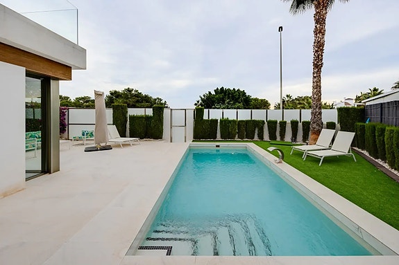 Stilren enebolig med 3 soverom og privat basseng - Sentral beliggenhet i Villamartín