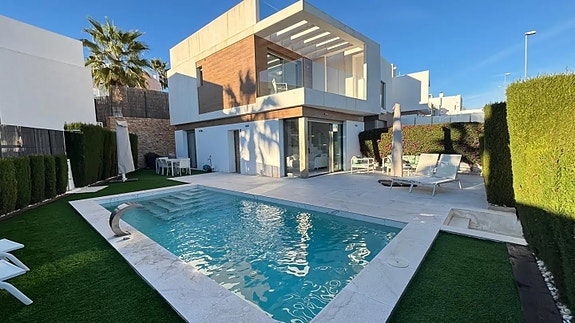 Stilren enebolig med 3 soverom og privat basseng - Sentral beliggenhet i Villamartín