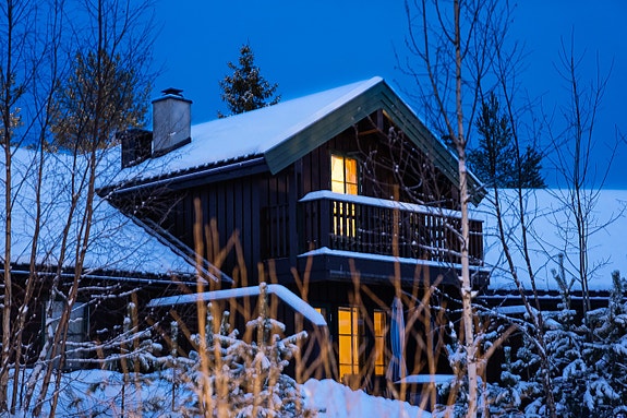Fjellmegleren har gleden av å presentere Køllevegen 1 B - Fritidsleilighet o/2 plan beliggende i midten i hyggelig
3-manns hytte med solrik markterrasse og balkong.