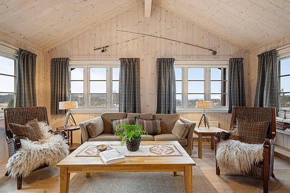 Fra gangen beveger du deg inn i den lyse og trivelige stuen, som ligger i delvis åpen løsning mot kjøkken og spisestue.