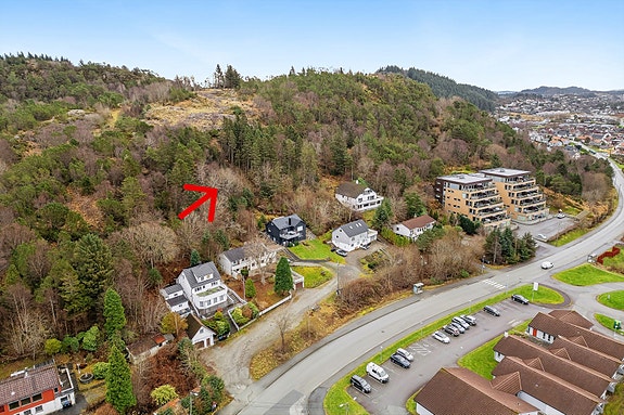 Stor og solrik boligtomt med attraktiv beliggenhet i det populære området Vardafjell i Haugesund.