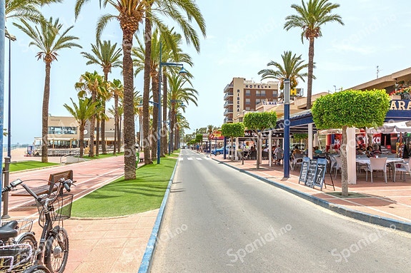 I første linje! Ny moderne leilighet like ved stranden - 2 soverom og 2 bad - Felles takterrasse med basseng