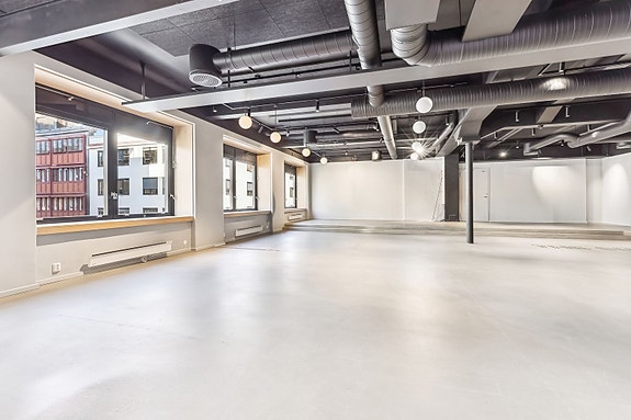 Lokale har et industriellest preg med flere kule detaljer