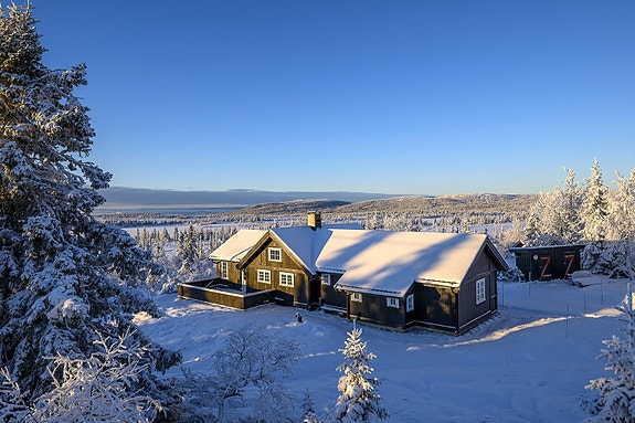 Velkommen til Ljøsheim 223! Nydelig utsikt, attraktiv beliggenhet. Foto: Lars Marius Bækkevold, Meglerfoto.