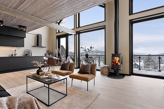 Privatmegleren har nå gleden av å presentere Leirgravbakken 2A - En meget lekker, gjennomført og påkostet hytte med fantastisk beliggenhet i Fjellsteggen ved Rauland Skisenter.