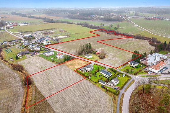Velkommen til Robergveien 11 - "Skjolden gård" - en sjelden anledning svært sentralt i Slagendalen! (markerte grenser er kun til illustrasjon, og kan avvike)
