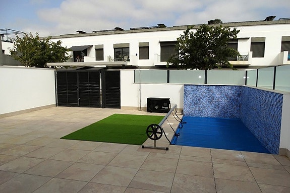 Moderne villa på to plan med privat basseng - 3 soverom og solrik takterrasse