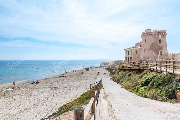 Unik hjørnevilla med ekstra plass ute - Basseng, takterrasse og moderne kvaliteter