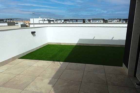 Unik hjørnevilla med ekstra plass ute - Basseng, takterrasse og moderne kvaliteter