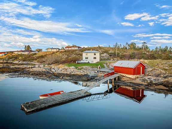 Dronefoto, oversiktsbilde. Ca. hele strandlinjen på ca. 230 meter kan sees på bildet.