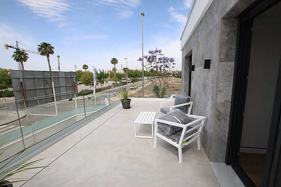 Eksklusiv siste enhet! Villa med 3 soverom, kjeller, takterrasse og privat basseng