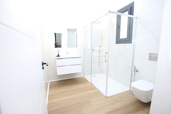 Eksklusiv siste enhet! Villa med 3 soverom, kjeller, takterrasse og privat basseng