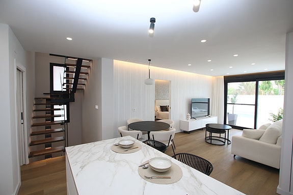 Eksklusiv siste enhet! Villa med 3 soverom, kjeller, takterrasse og privat basseng