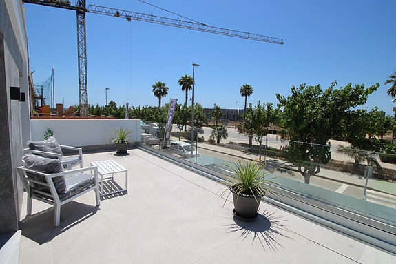 Eksklusiv siste enhet! Villa med 3 soverom, kjeller, takterrasse og privat basseng