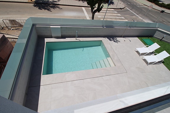 Eksklusiv siste enhet! Villa med 3 soverom, kjeller, takterrasse og privat basseng