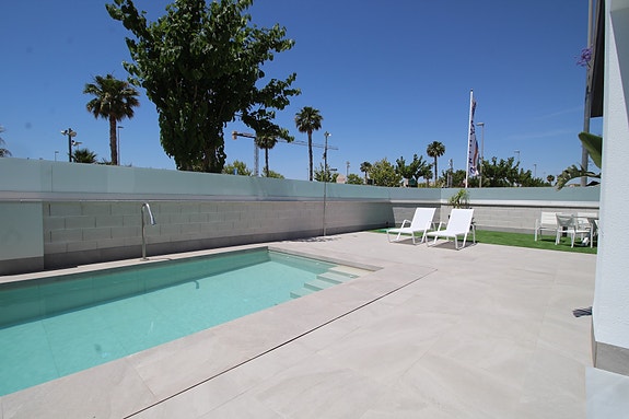 Eksklusiv siste enhet! Villa med 3 soverom, kjeller, takterrasse og privat basseng