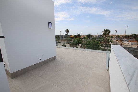 Eksklusiv siste enhet! Villa med 3 soverom, kjeller, takterrasse og privat basseng