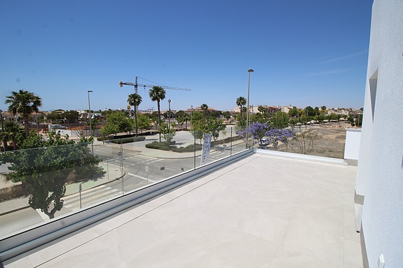 Eksklusiv siste enhet! Villa med 3 soverom, kjeller, takterrasse og privat basseng