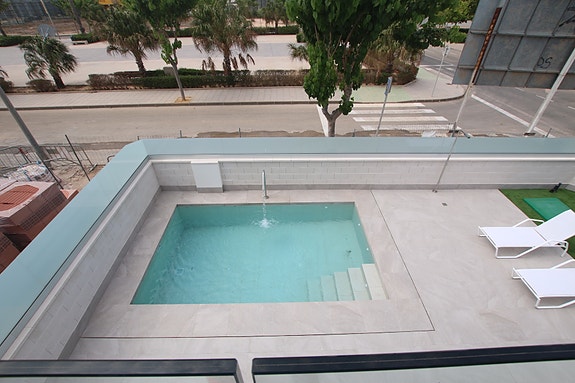 Eksklusiv siste enhet! Villa med 3 soverom, kjeller, takterrasse og privat basseng