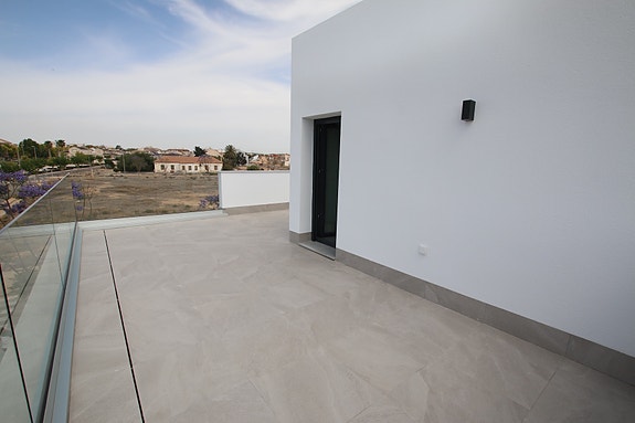 Eksklusiv siste enhet! Villa med 3 soverom, kjeller, takterrasse og privat basseng