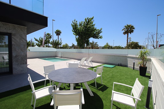 Eksklusiv siste enhet! Villa med 3 soverom, kjeller, takterrasse og privat basseng