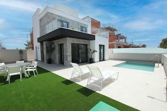 Eksklusiv siste enhet! Villa med 3 soverom, kjeller, takterrasse og privat basseng