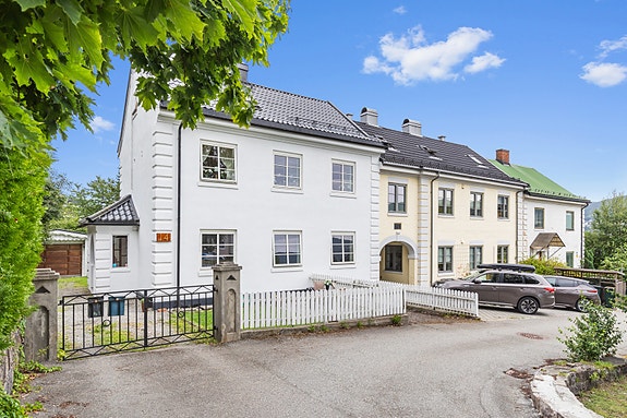 Fasaden sett fra tunet mellom bygningene i havebyen.