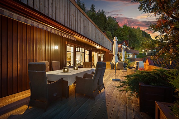 Terrasse med utvendig belysning, markise og terrassebord av "Balau" (hardt trevirke). Foto: Zovenfra AS