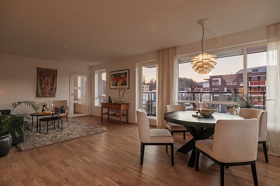 Velkommen til en moderne endeleilighet i 6. etasje m/vestvendt balkong, 3 sov., 2 bad, garasje m/lader og felles v.vann & oppvarming inkl.