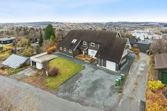 Velkommen til Bambergvegen 16. Hel tomannsbolig beliggende i et veletablert boligområde på Bamberg. 2 garasjer.