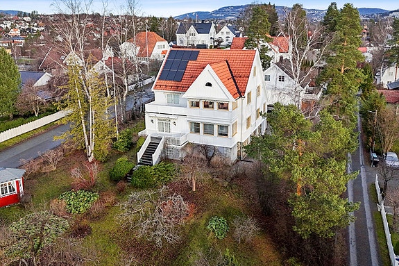 Sjarmerende villa med klassisk preg og en fantastik hage, i populært område på Jar.