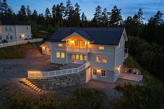 Om du vurderer å flytte ut av Oslo, nærmere Gardermoen, men alikevel kun 35 min fra Oslo sentrum, så bør dere be om visning av denne flotte eiendommen! FOTO: Bjørn Sørheim / EFKT