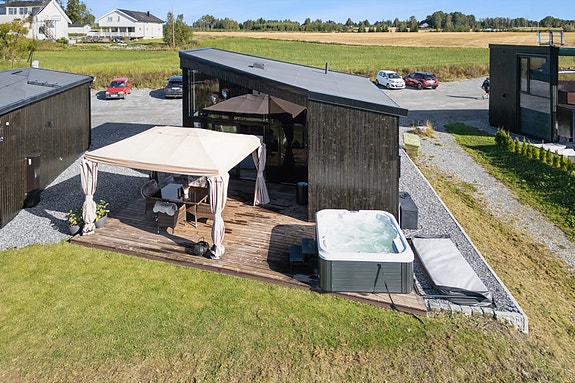 Velkommen til Daskerudvegen 45 - En lekker strandhytte fra 2021! FOTO: Ole Kaldal / EFKT