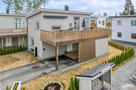 Velkommen til Spireavegen 39. En moderne enebolig i kjede beliggende på barnevennlige Fjellfoten. (Foto: Morten Eriksen).