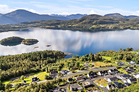 Velkommen til Nilsgjerdet og denne flotte boligtomten i et populært boligområde med nydelig utsikt.