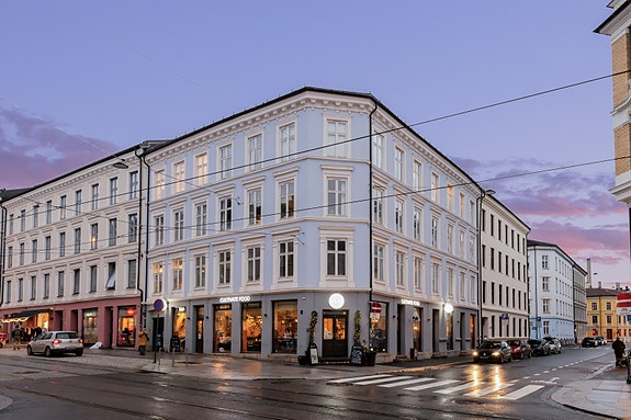 Midt på Grünerløkka, i et av bydelens mest populære og levende boligområder, ligger Helgesens gate 18, en svært innbydende hjørneleilgihet! Foto: Scott Kvitberg / Fotostallen