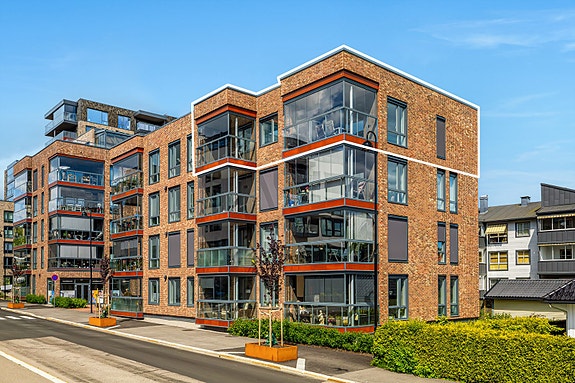 Leiligheten ligger i toppetasjen av det stilrene, moderne bygget - en perfekt kombinasjon av komfort, utsikt og eksklusiv beliggenhet. Her bor du høyt, luftig og usjenert, med gjennomgående gode kvaliteter og flott utsyn. Foto: Karl Filip Kronstad